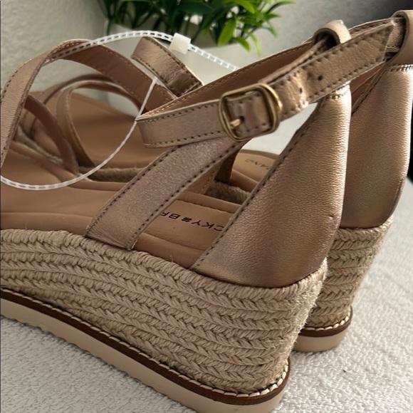 Lucky Brand Women's Rose Gold Sandals - Picture 4 of 11